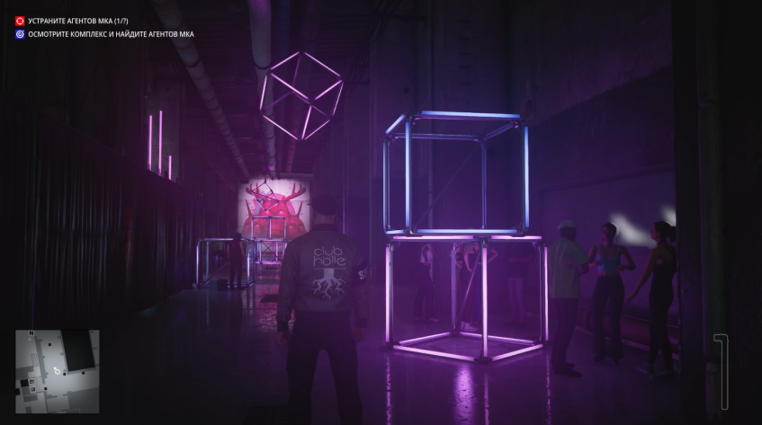 Огромные неоновые кубы на полу и подвешенные под потолком. 