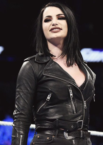 Пейдж (Paige, настоящее имя Сарая Бевис)&amp;nbsp;— британская рестлерша, пионерка Women’s Revolution в&amp;nbsp;WWE, чья карьера стала мостом от&amp;nbsp;эры див к&amp;nbsp;настоящим амазонкам