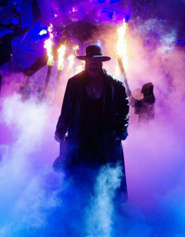 Гробовщик (The Undertaker, Mark Calaway) с&amp;nbsp;1990&amp;nbsp;— мертвец в&amp;nbsp;чёрном костюме, шляпе, с&amp;nbsp;урной и&amp;nbsp;зомби-атрибутикой; позже «Deadman» или «American Badass» на&amp;nbsp;мотоцикле. Streak 21-0 на&amp;nbsp;WrestleMania сделал его иконой. Классический хил в&amp;nbsp;Attitude Era, потом тёмный фейс с&amp;nbsp;мистикой.