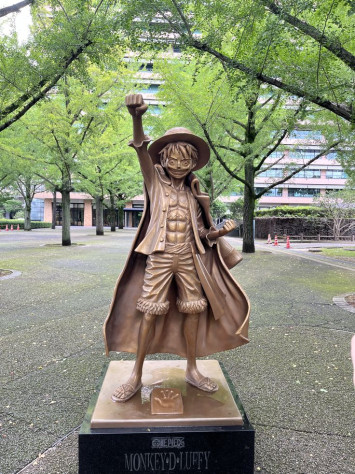 MikeziXD познавательный: Статуя Монки Д.&amp;nbsp;Луффи установлена в&amp;nbsp;префектуре Кумамото (Япония), родном городе автора Эйитиро&amp;nbsp;Оды. После землетрясения 2016 года Ода пожертвовал 800&amp;nbsp;млн иен на&amp;nbsp;восстановление: 500&amp;nbsp;млн от&amp;nbsp;имени Луффи, что вдохновило власти на&amp;nbsp;создание бронзовой статуи перед зданием префектуры&amp;nbsp;— с&amp;nbsp;поднятой рукой, соломенной шляпой и&amp;nbsp;фирменной улыбкой, символизирующей надежду и&amp;nbsp;силу.