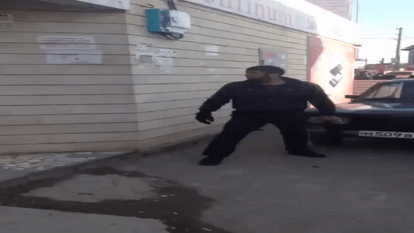 Я не боюсь того, кто изучает 10 000 различных ударов. Я боюсь того, кто изучает один удар 10 000 раз. (c) Брюс Ли