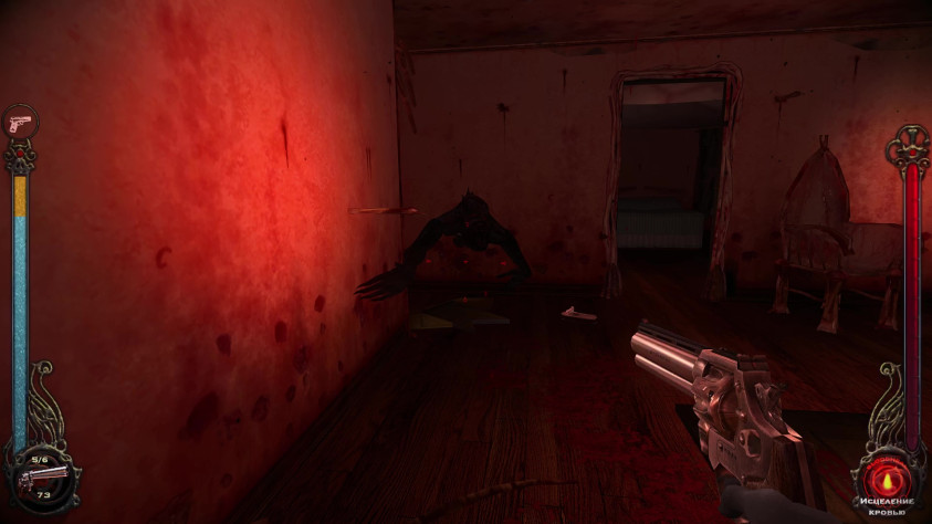 Ах да, здесь ещё на каждом шагу скримеры. НО они довольно уникальные для индустрии, потому как у вас не просто внезапно появляется монстр перед лицом, вас пугает не столько его внезапное появление, сколько его агрессия и громкие звуки, срабатываемые спонтанно. Вы можете быть уверены, что он вас не видит, но как только он реально вас увидит, на каком бы расстоянии он не был, он допрыгает до вас быстрее, чем вы вообще успеете осознать, что находитесь в опасности