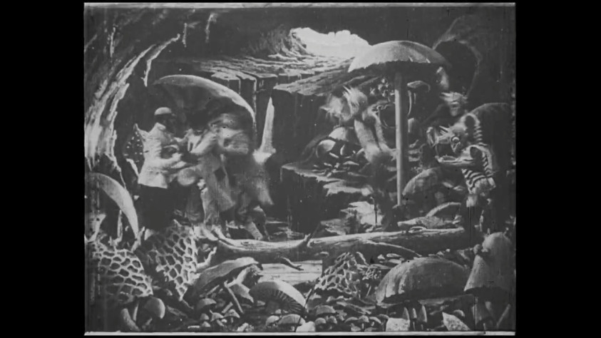 Селениты нападают на землян, кадр из фильма "Путешествие на Луну", 1902 год