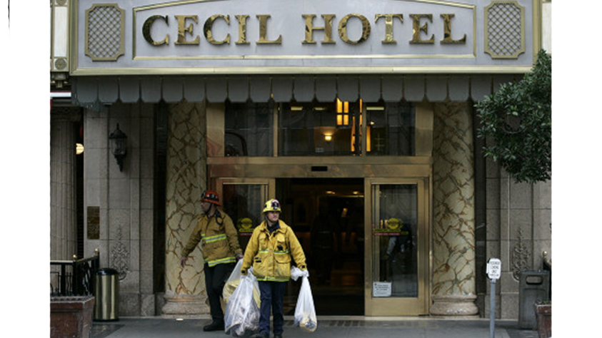 Парадный вход отеля «Cecil»