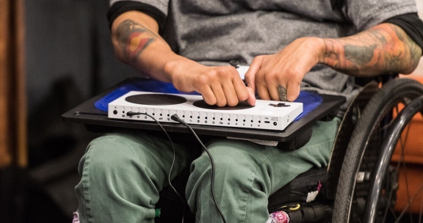 &amp;nbsp;Xbox Adaptive Controller (адаптивный контроллер), а также дополняющие его аксессуары