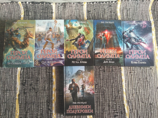 Следующий цикл тоже из пяти книг, по которому также имеются дополнительные материалы.