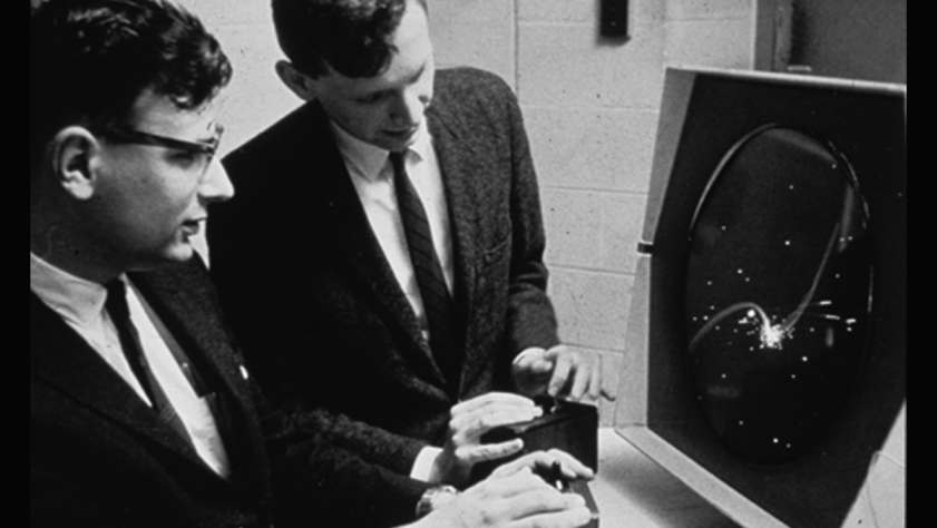 Дэн Эдвардс (слева) и Питер Самсон приоделись,
чтобы продемонстрировать работу Spacewar! публике, 1962 год