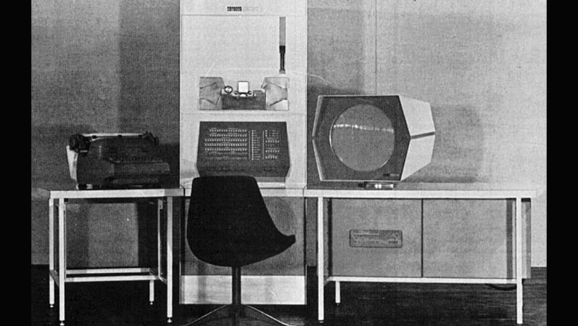 Компьютер PDP-1 поставлялся компанией DEC
комплектом из ЭЛТ-монитора, системного блока размером с холодильник и принтера.
Кстати, кресло тоже входило в комплект