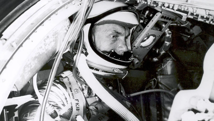 В США начала 1960-х годов космическая тематика была очень популярна. В феврале 1962 года Джон Гленн (John Glenn, на фото) стал первым
американцем, совершившим пилотируемый орбитальный полет. Но вместе с тем в самой опасную фазу входила холодная война между Западом и СССР: только что воздвигли Берлинскую
стену, и надвигался кубинский ракетный кризис