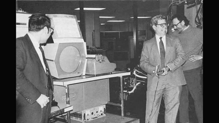 Алан Коток (слева), Стив Рассел (в центре) и
Мартин Гретц играют в Spacewar! в 1981 году