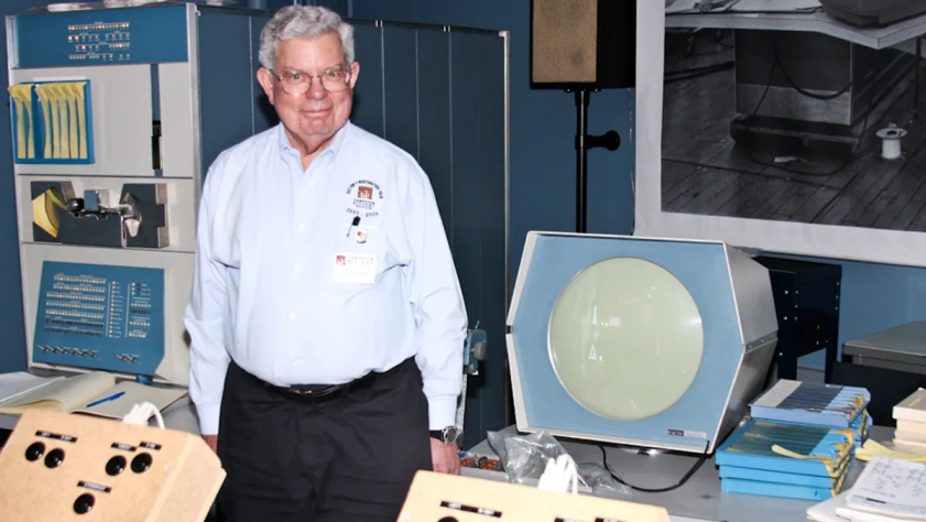 Стив Рассел в Музее компьютеров рядом с PDP-1 с
запущенной на нем Spacewar!, 2006 год