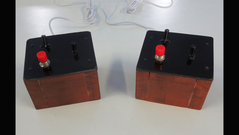 Восстановленные реплики геймпадов для Spacewar!
(оригинальные утрачены). Один тумблер отвечал за перемещение корабля
вправо-влево, второй за ускорение и гиперпрыжок, а кнопка запускала торпеду.
Эта кнопка была сделана бесшумной, чтобы противник не слышал, как игрок
пытается запустить торпеду