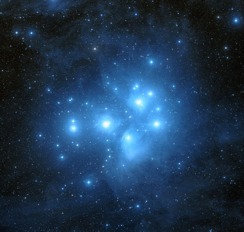 Отражательная туманность вокруг звёздного скопления M45 (Плеяды).В чём главное отличие? Отражательные туманности обычно более голубые, но в 1860-х смотрели глазом в телескоп, и цвета почти не различали.