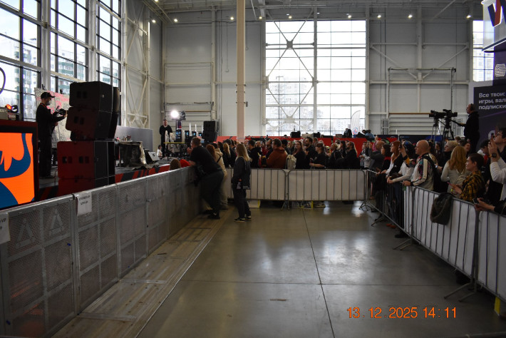 А не тесно ли, случаем, супер-випам? Нет?
(Справедливости ради: позднее их зону уменьшили.)