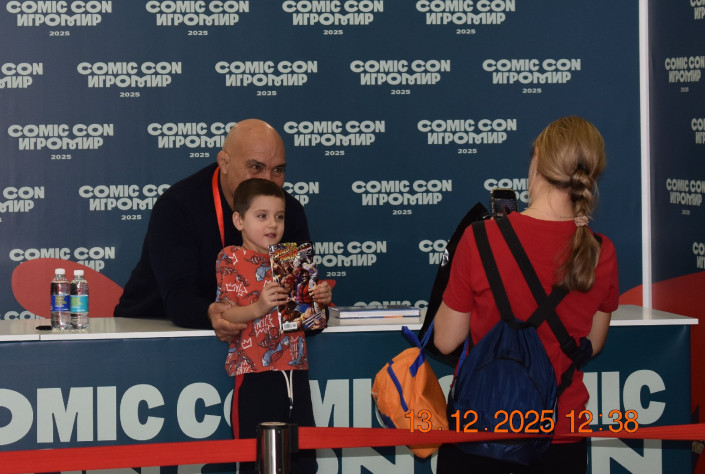 Будет что вспомнить этому малышу! А сейчас он даже не
особенно понимает, в каких легендарных руках оказался!