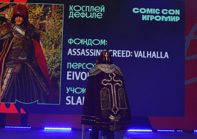 Красивый плащ… Ещё бы света побольше!