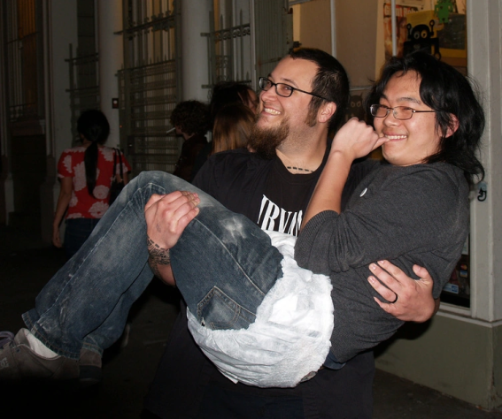 Единственная фотография Дерека Ю и Эдмунда Макмиллена, происходящее на ней находится под вопросом. Но опуская все неловкости, эти двое многое сделали для современной игровой индустрии, очень странно, что вместе они не сделали ни одной игры. Насколько мне известно, когда Дерек разрабатывал Spelunky 2009 году, Макмиллен очень настаивал чтобы он понизил урон от стрелы с 2 до 1, ибо 2 урона это слишком много для такой ловушки. Дерек, по итогу, урон этот не понизил...