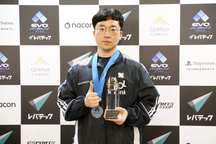 Knee - легендарный игрок в Tekken, на последнем турнире EVO japan он занял второе место. 40 лет.