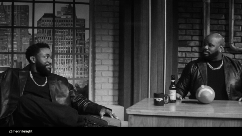 Слева — герой под псевдонимом Doorman. Из-за него в мире сериала людям со сверхспособностями запрещено сниматься в фильмах.