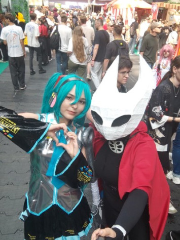 Персонаж: Хорнет / Ми́ку Хацу́нэФандом: Hollow Knight: Silksong // Vocaloid