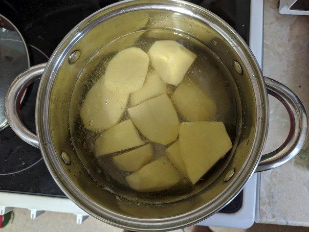 Картофель варится