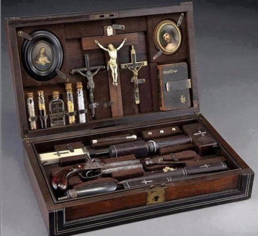 Типичный набор инструментов охотника на вампиров. Правда Ван Хельсинг ходил с докторским саквояжем.