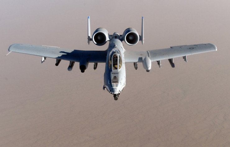 Штурмовик «A-10 Тандерболт II», находящийся на вооружении 75-й экспедиционной истребительной эскадрильи, возвращается к выполнению операции «Operation Enduring Freedom» после дозаправки в небе над Афганистаном, 12 мая 2011 года. (U.S. Air Force photo/Master Sgt. William Greer)