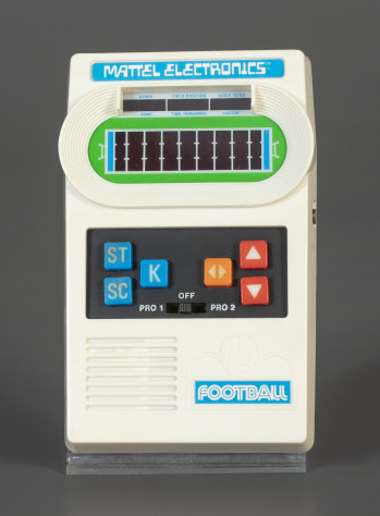 Mattel Football (1977) — первая популярная портативная электронная игра.