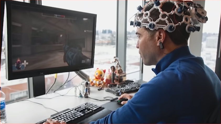 Сотрудник Valve играет в Team Fortress 2 со шлемом Ultracortex от OpenBCI.