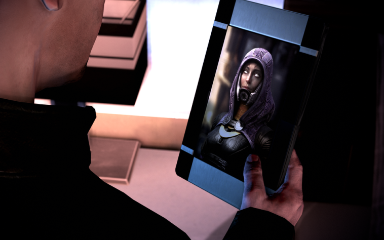 Порядок изображений: фото Тали из оригинальной Mass Effect 3, исходный «стоковый» снимок и фото Тали из Legendary Edition.