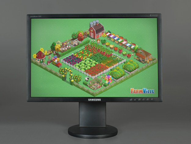 FarmVille (2009) — сверхпопулярная игра для Facebook* от Zynga, «превратившая в геймеров людей всех возрастов». Ближайшим аналогом в наших краях можно назвать «Счастливого фермера», «Весёлого фермера» и прочих «фермеров» из «ВКонтакте» начала 2010-х.