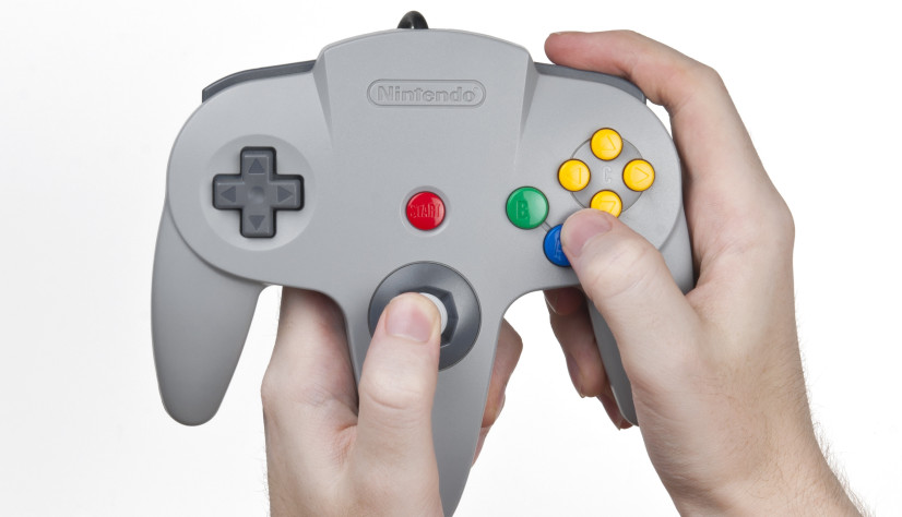 По версии Nintendo, это один из оптимальных способов держать контроллер N64.