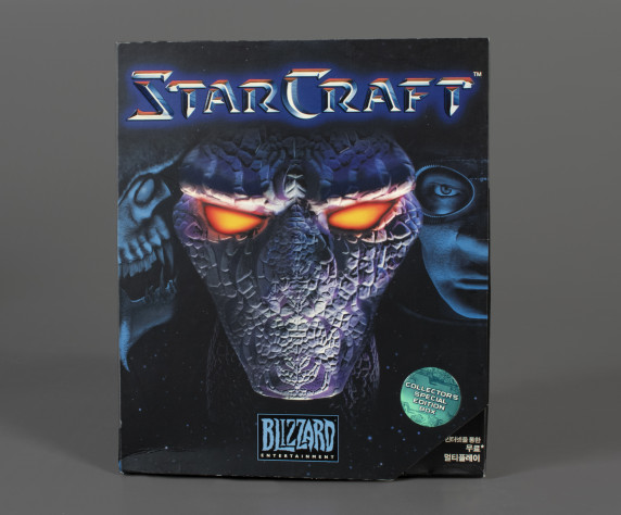 StarCraft (1998) — захватывала геймеров своей сюжетной кампанией, но особенно выделялась мультиплеером. Последний оказался самым востребованным киберспортом своего времени.