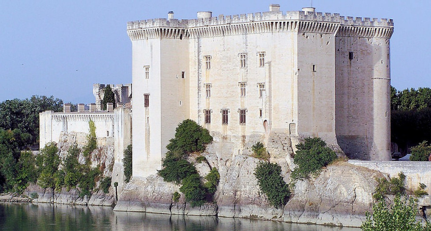 Замки, послужившие примером для Каэр-Морхена.