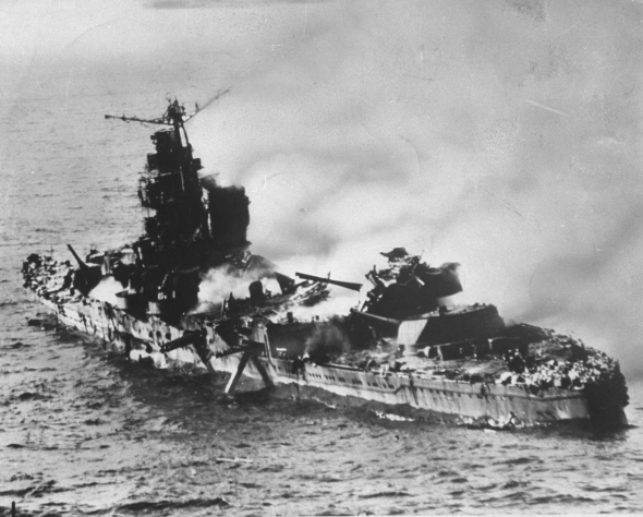 Первая фотография битвы за&amp;nbsp;Мидуэй. Японский тяжелый крейсер после бомбардировки авианосной авиации США. 4&amp;nbsp;июня 1942 года