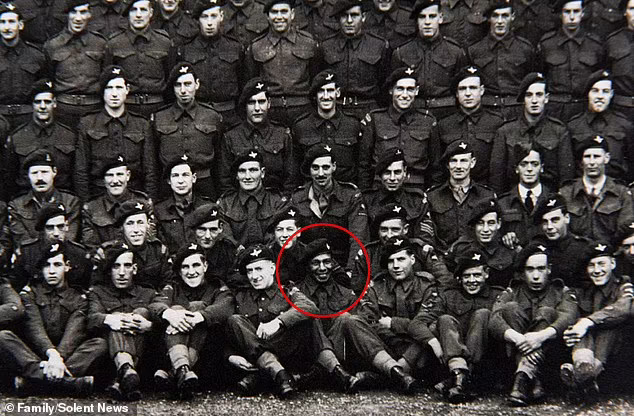 Фото отряда. Синди обведён красным. 1944 год