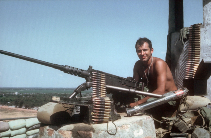 Солдат 1-й кавалерийской дивизии на&amp;nbsp;водонапорной башне. Январь 1968 года.