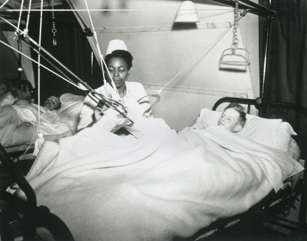 Медсестра ухаживает за&amp;nbsp;госпитализированным. 1944 год