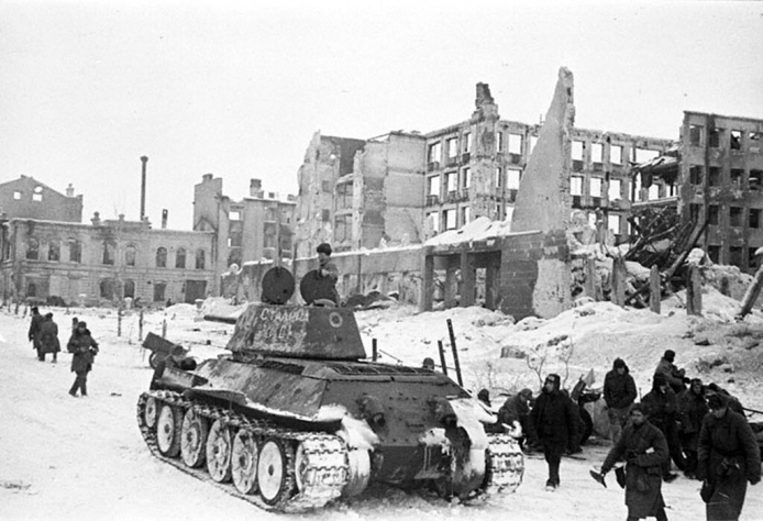 Советские танки входят в&amp;nbsp;город Сталинград. Январь 1943 год