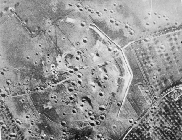 Аэроснимок мервильской орудийной батареи, после воздушных бомбардировок
