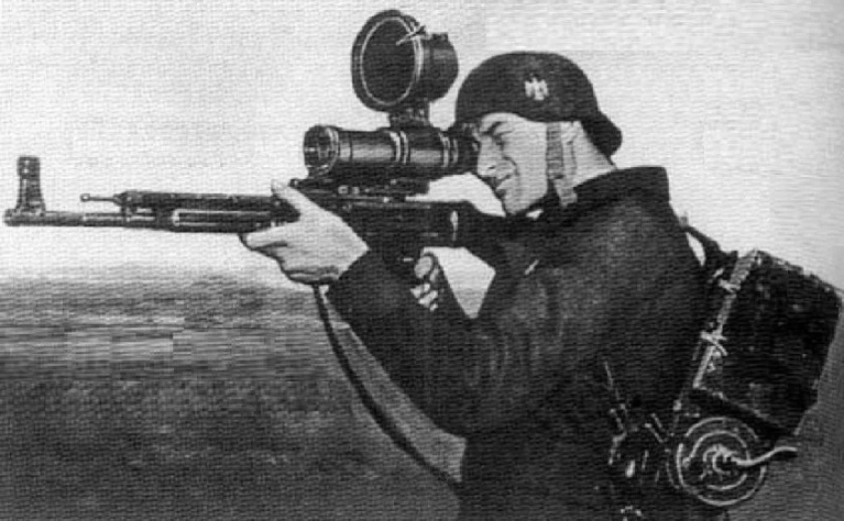 Солдат Вермахта с&amp;nbsp;ночным прицелом на&amp;nbsp;StG44 и&amp;nbsp;аккумулятором