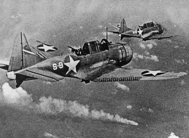 Пикирующие бомбардировщики Douglas SBD Dauntless в&amp;nbsp;небе над Мидуэй. 6&amp;nbsp;июня 1942 год