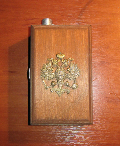 Аккумуляторный блок с разъемом и гербом.
