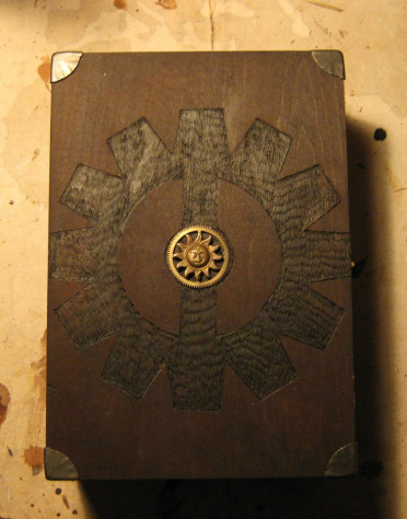 Шкатулка украшенная знаком ордена механистов.