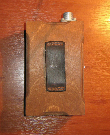 Аккумуляторный блок с разъемом и гербом.
