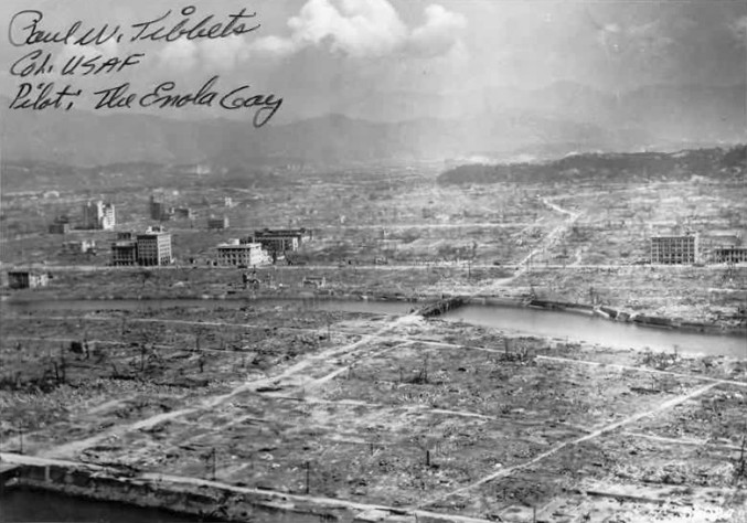 Руины Дрездена&amp;nbsp;— от&amp;nbsp;обычных бомб. И&amp;nbsp;фото после ядерной бомбардировки Нагасаки. Разница есть.