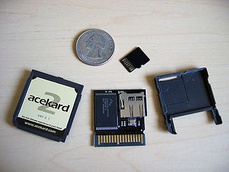 Homebrew на Nintendo DS запускалось через специальные устройства, вставляемые в слоты для картриджей. Слева - в слот картриджей GameBoy (1-е поколение), справа -&amp;nbsp; в слот для картриджей DS (2-е поколение)