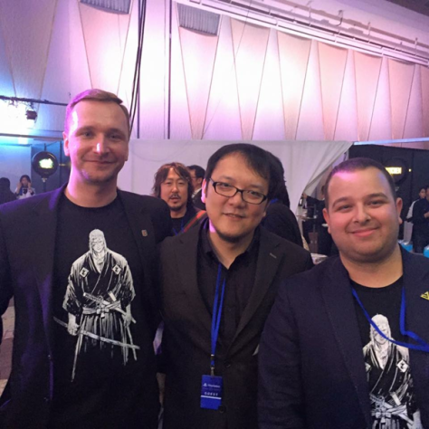 PlayStation Awards в 2015-м. Слева направо: Адам Бадовский, создатель серии Dark Souls Хидэтака Миядзаки и&amp;nbsp;Рафаль Яки.