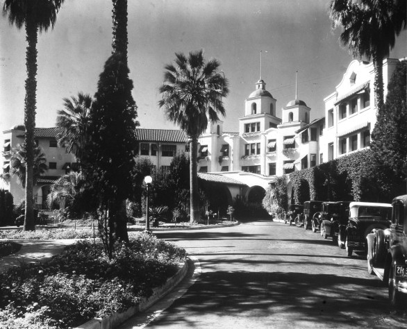 Эскиз будущего отеля и отель образца 1925 года
