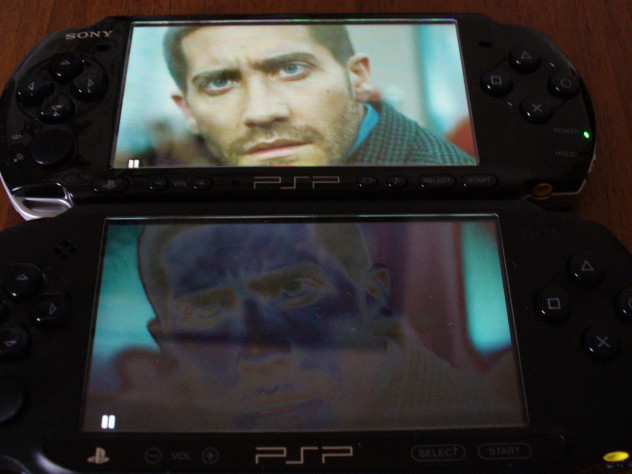 Сверху PSP 3000, снизу PSP E1000